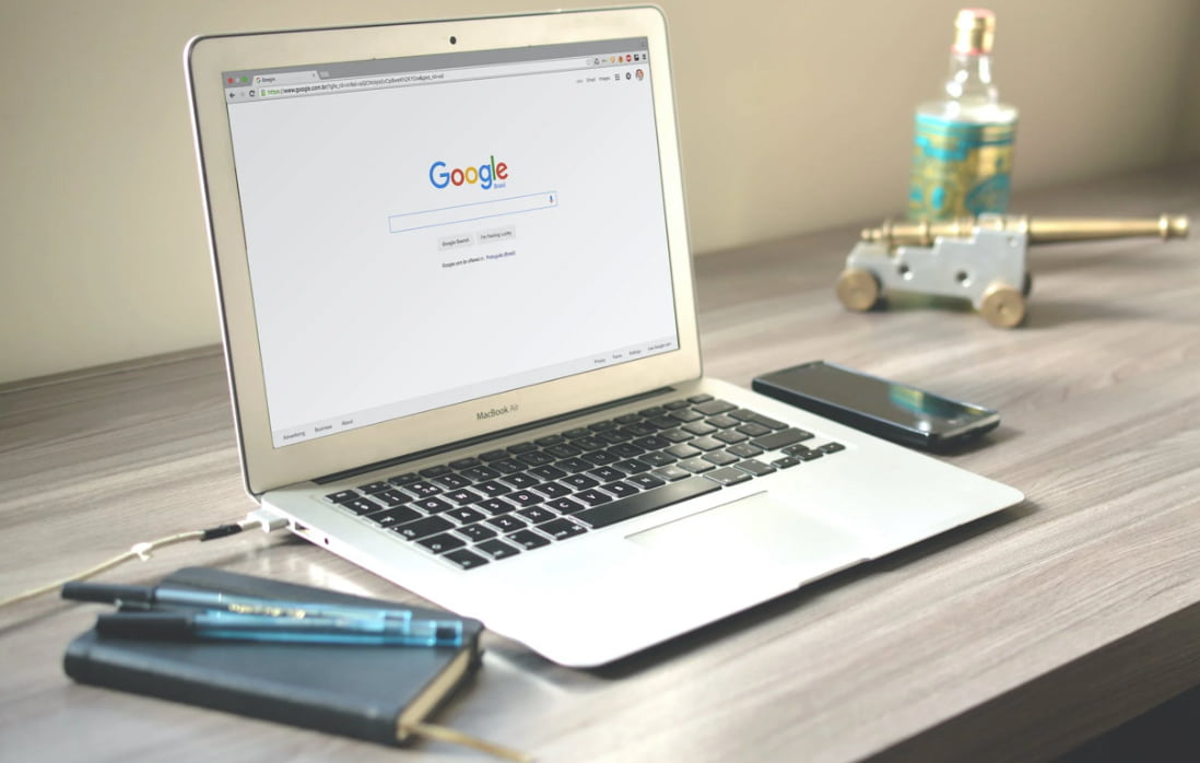 laptop met Google op het scherm ligt op tafel